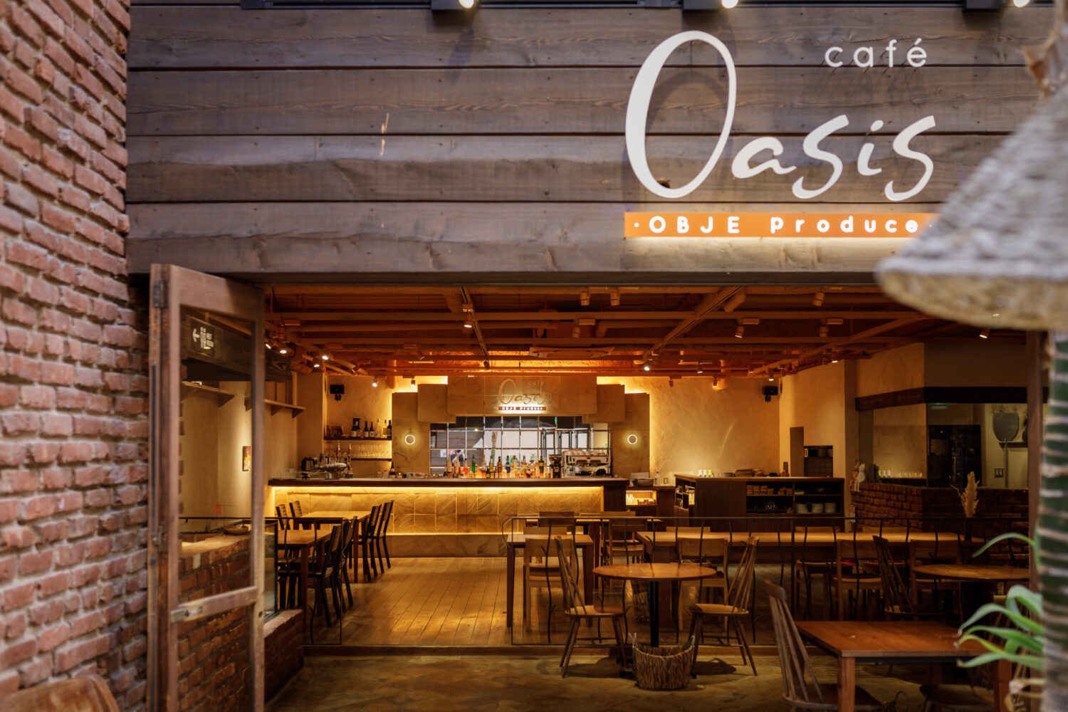店舗/店づくり施工事例に「 cafe Oasis 」を追加しました。